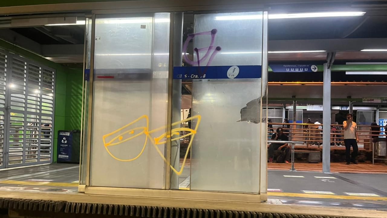 Imágenes difundidas por Metro Cali evidencian que varias estaciones del MÍO fueron vandalizadas.
