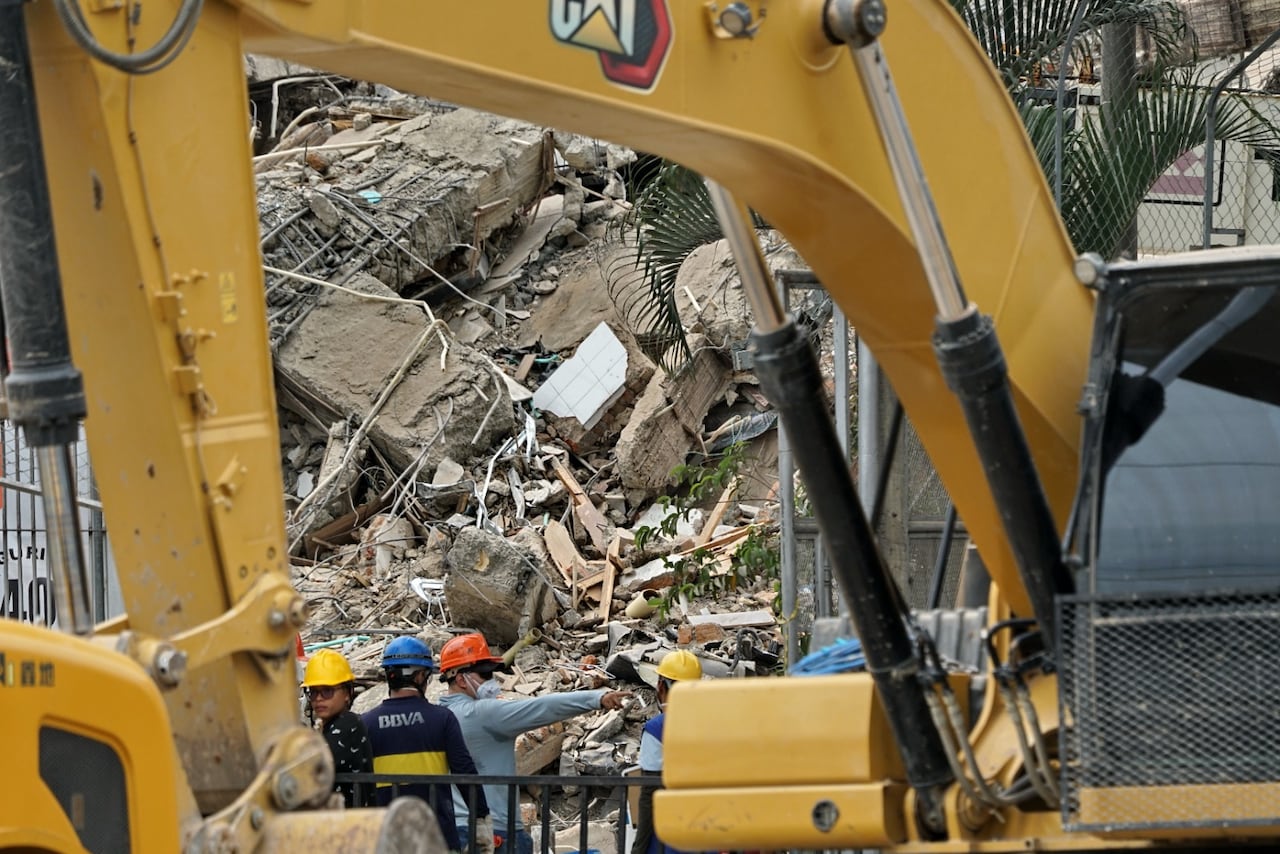 Maquinaria pesada trabaja entre los escombros para facilitar las labores de remoción en las zonas más afectadas por el terremoto.