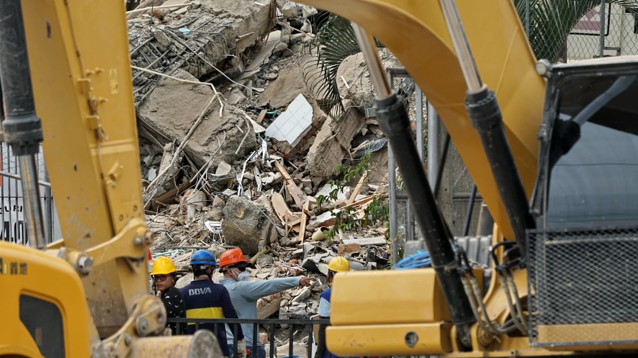 Maquinaria pesada trabaja entre los escombros para facilitar las labores de remoción en las zonas más afectadas por el terremoto.