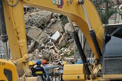 Maquinaria pesada trabaja entre los escombros para facilitar las labores de remoción en las zonas más afectadas por el terremoto.