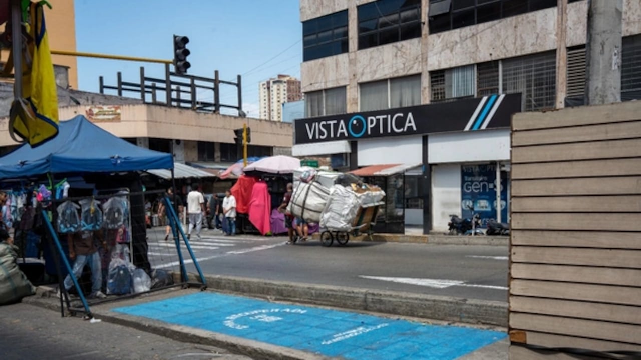 Zona pintada de azul en el centro de Cali.