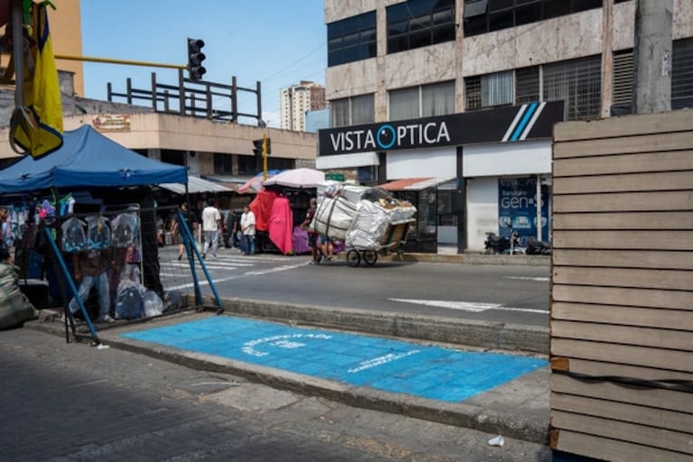 Zona pintada de azul en el centro de Cali.