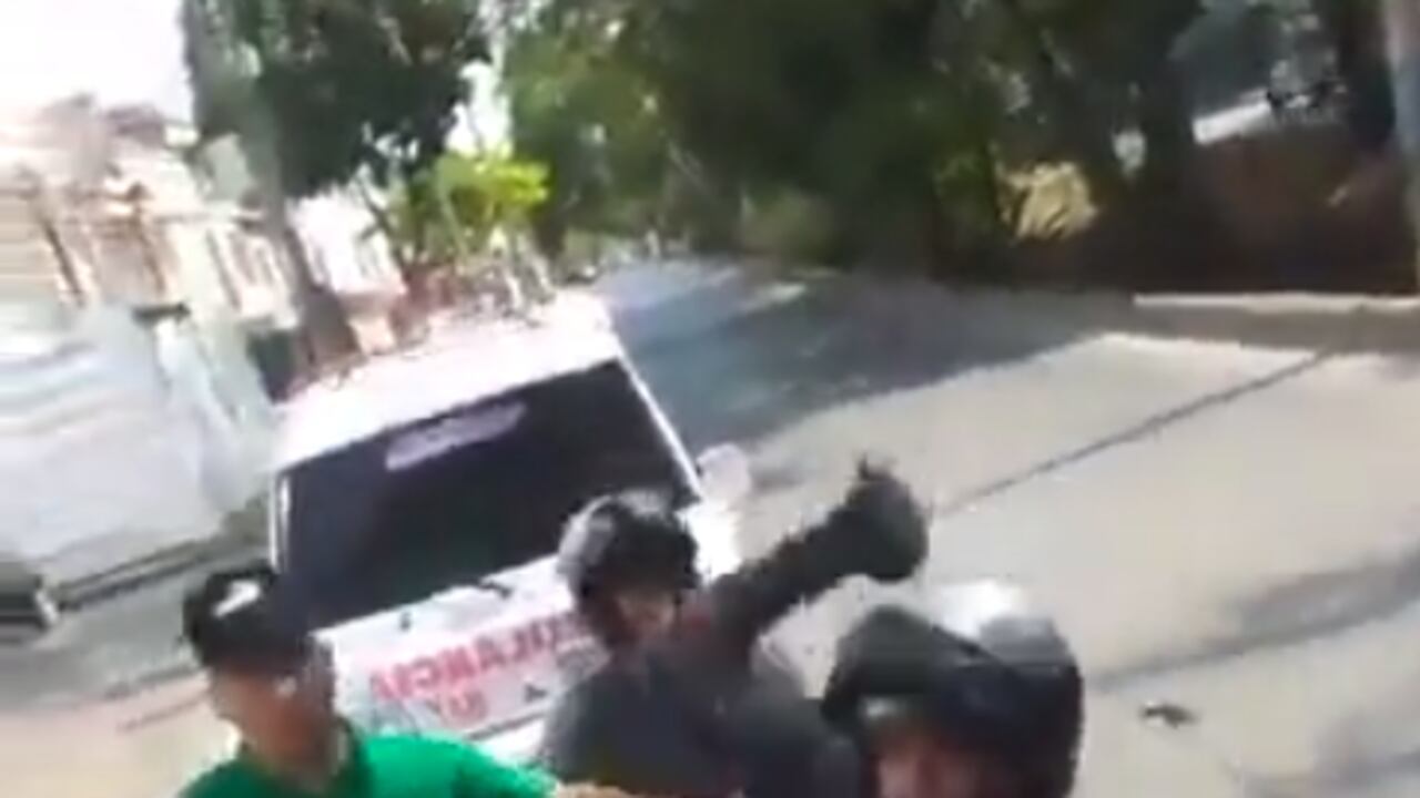 Pelea entre conductor del MIO y motociclista en Cali.