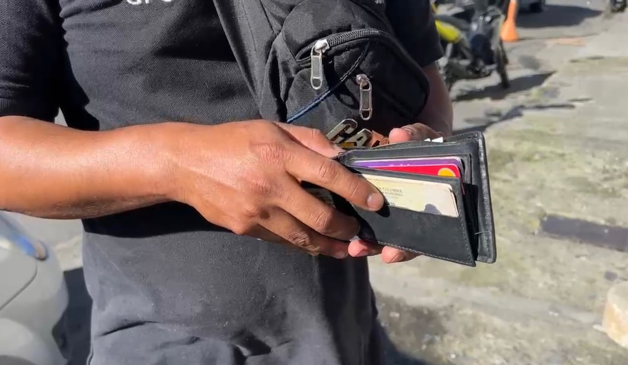 El afectado fue ubicado por el uniformado, quien con el acompañamiento de las autoridades, después le entregó la billetera.