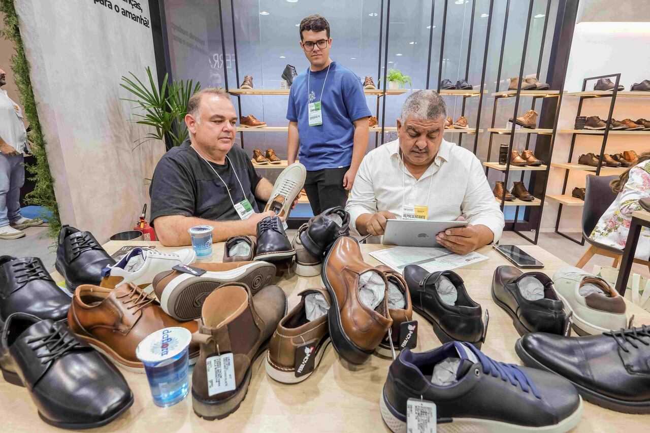 Compradores de calzado buscan calidad e innovación en el BFSHOW en Brasil.