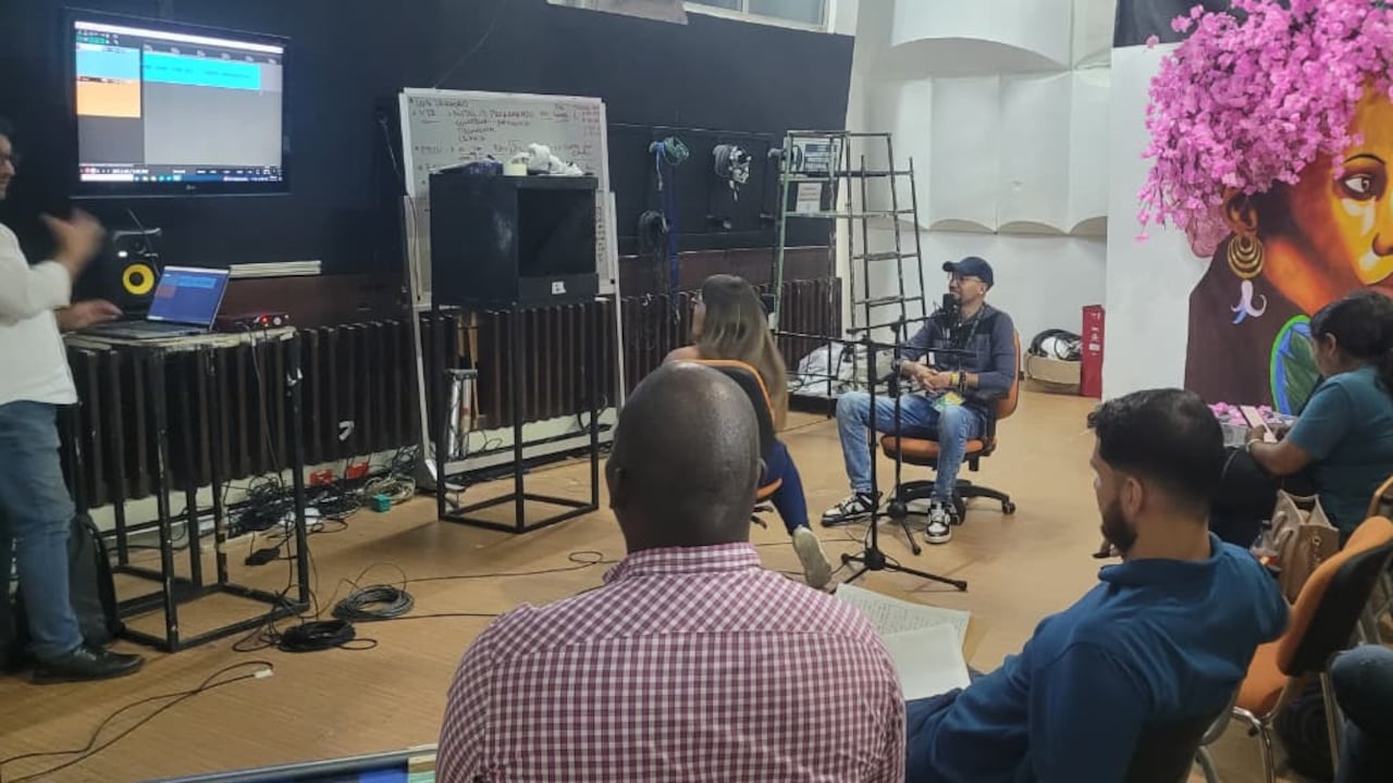 Sena y Códice Comunicaciones inician el taller de fotografía con celular para jóvenes caleños.