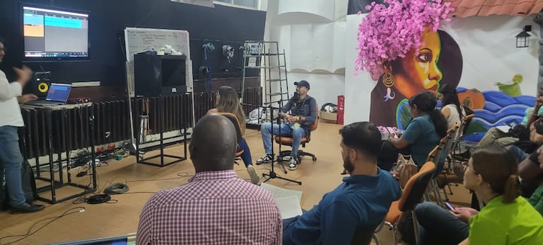 Sena y Códice Comunicaciones inician el taller de fotografía con celular para jóvenes caleños.