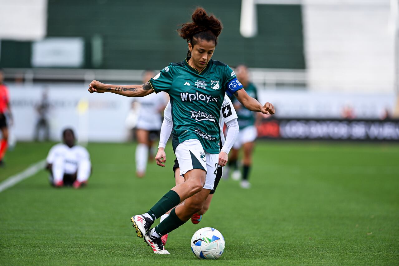 Paola Andrea García, mediocampista del Deportivo Cali, durante el partido contra Colo-Colo de la Copa Libertadores Femenina.