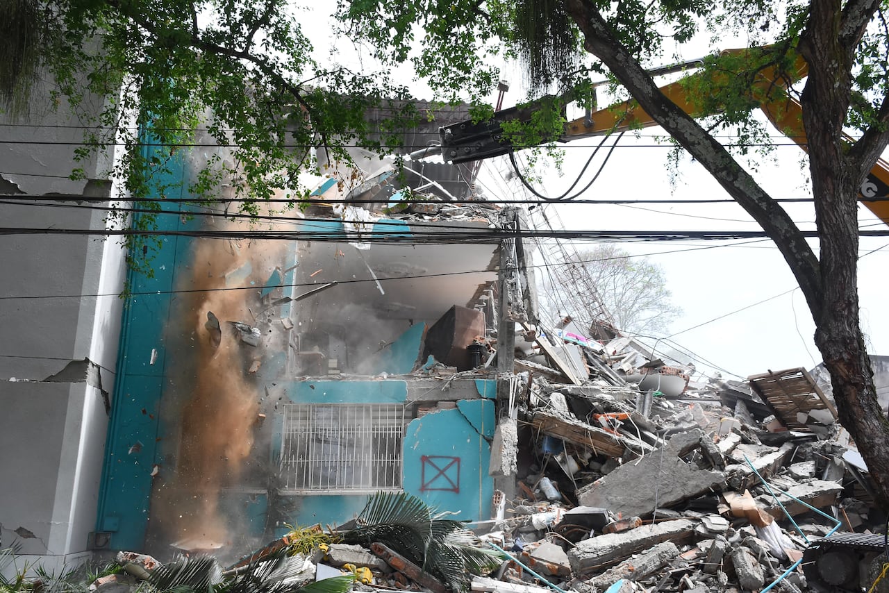 Demolición del Edificio María Mercedes en el barrio Cuarto de Legua.