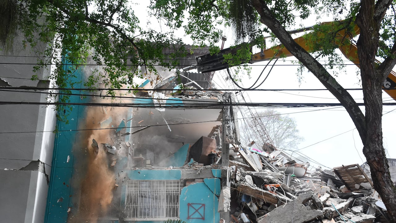 Demolición del Edificio María Mercedes en el barrio Cuarto de Legua.
