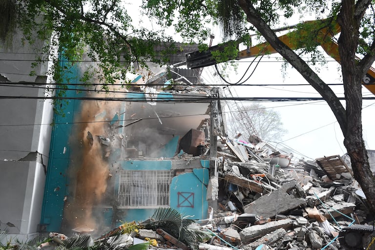 Demolición del Edificio María Mercedes en el barrio Cuarto de Legua.