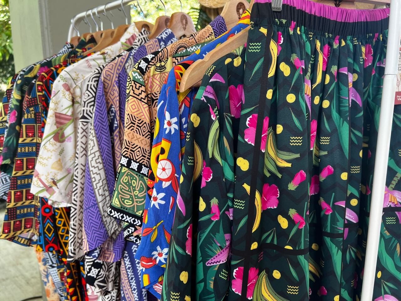 Sus estampados representan la cultura y tradiciones del Urabá y Colombia.