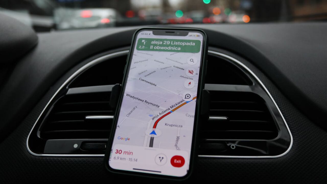¿A punto de quedar sin gasolina y pensando en ahorrar? Aprenda a encontrar la bomba de combustible más económica utilizando Google Maps.