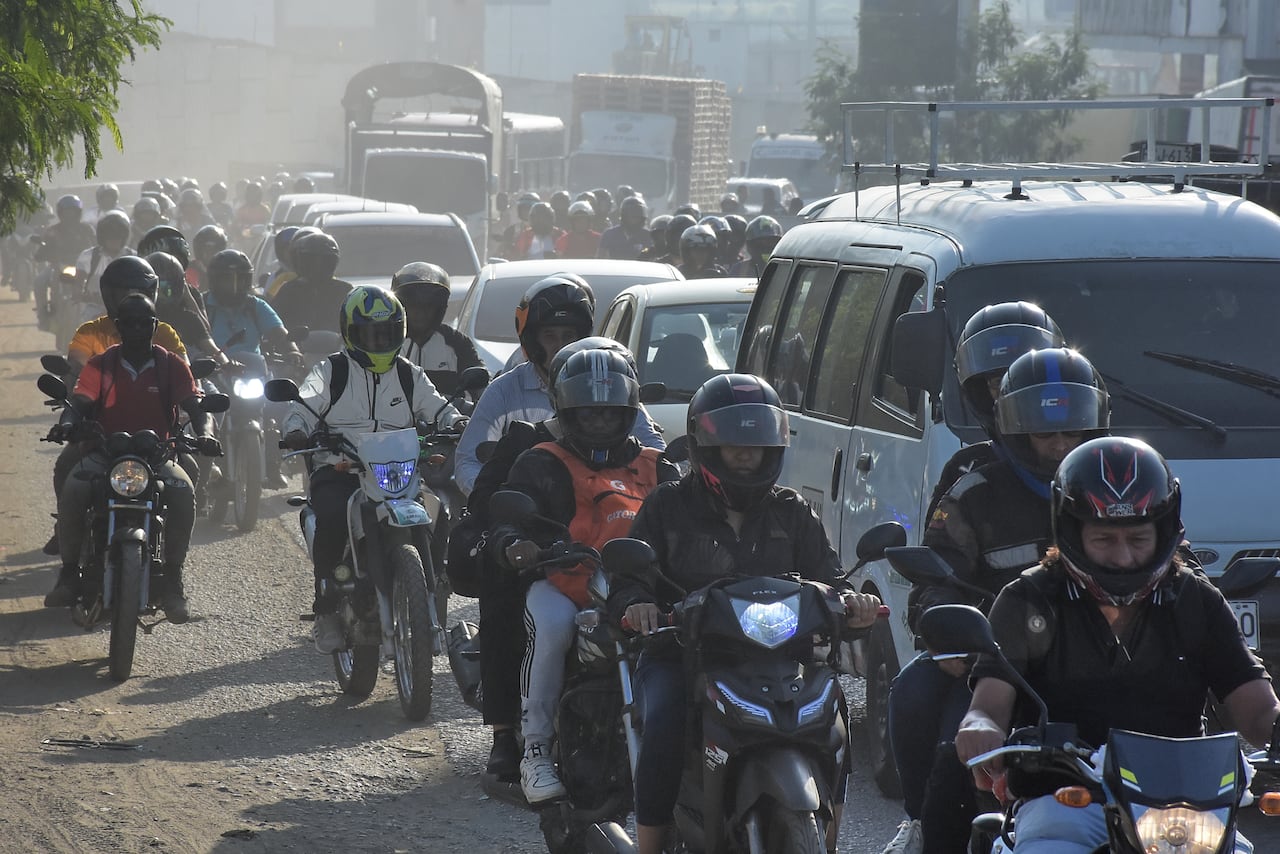 Continúan los trancones en la Vía Candelaria, esto debido al gran flujo de vehículos (Motos y Carros) que ingresan a Cali desde el Municipio Vecino, La comunidad reclama con urgencia la habilitación del nuevo puente y así poder lograr descongestionar esta importante vía. Cabe resaltar que los Agentes de tránsito están implementando medidas para lograr una mejor movilidad en el Sector.