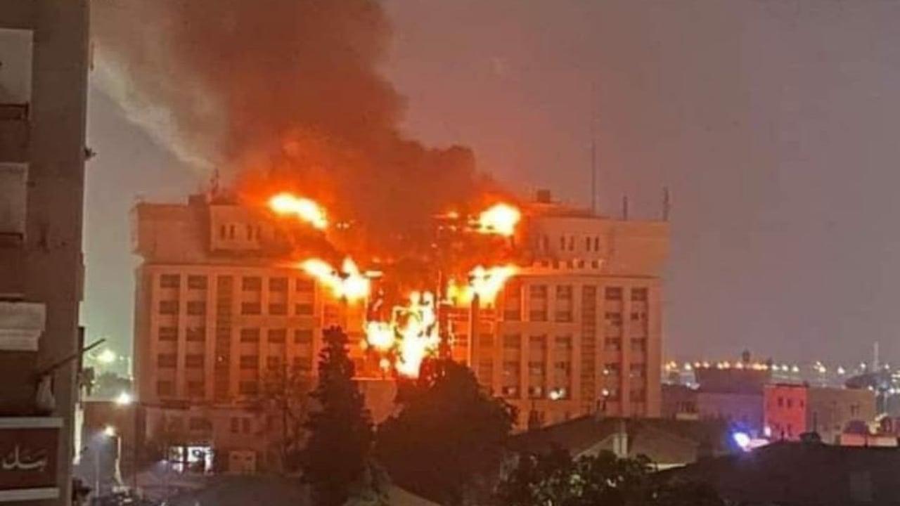 De acuerdo con algunos reportes en tan solo 15 minutos, el incendio consumió un edificio de policía.