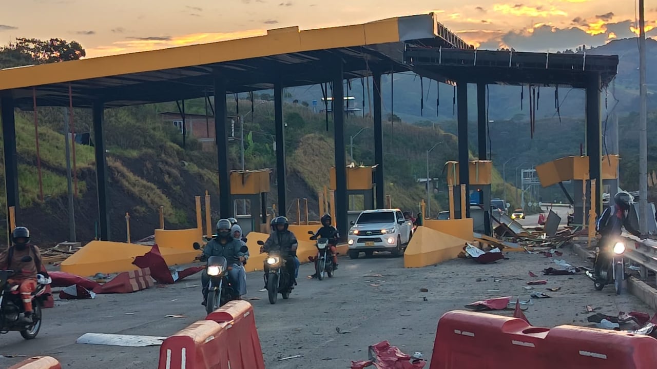 Comunidades de Mondomo reportaron la destrucción del peja ubicado en este punto de la vía Cali-Popayán, hecho violento registrado en la madrugada de este sábado 8 de agosto.