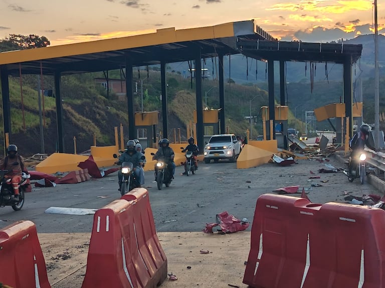 Comunidades de Mondomo reportaron la destrucción del peja ubicado en este punto de la vía Cali-Popayán, hecho violento registrado en la madrugada de este sábado 8 de agosto.