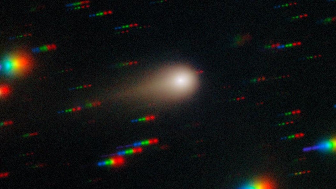 3I/ATLAS atraviesa un denso campo estelar en esta imagen del observatorio Gemini en Chile, donde las estrellas forman rayas coloridas por el movimiento relativo.