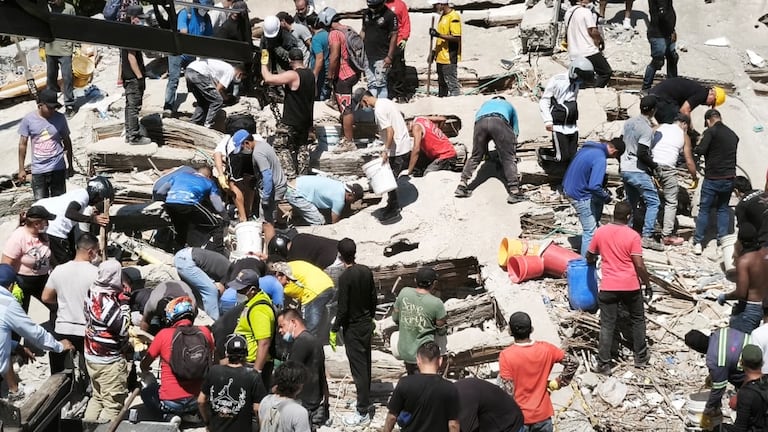 Sector de la 39 con autopista en Calil, donde un edificio colapsó tras el terremoto del 10 de agosto.