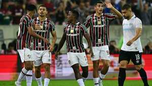 Fluminense's Colombian midfielder Jhon Arias (C) celebrates with teammates after scoring his team's second goal during the Copa Libertadores round of 16 second leg all-Brazilian football match between Fluminense and Gremio at the Maracana stadium in Rio de Janeiro, Brazil, on August 20, 2024. (Photo by Pablo PORCIUNCULA / AFP)