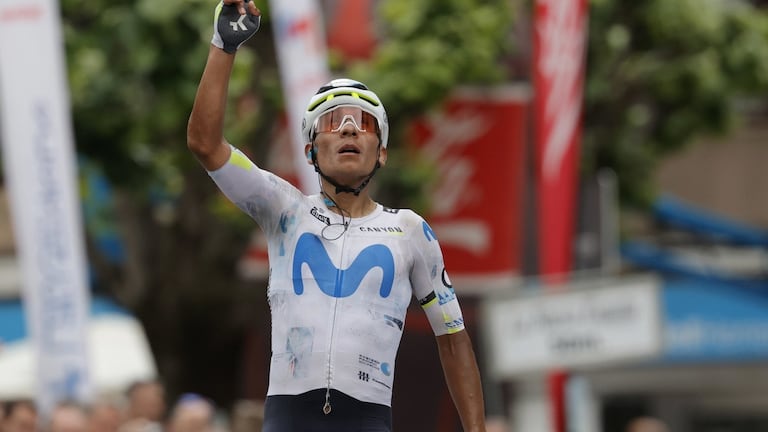 Nairo Quintana celebra su victoria en la etapa 2 de la Vuelta a Asturias 2026.