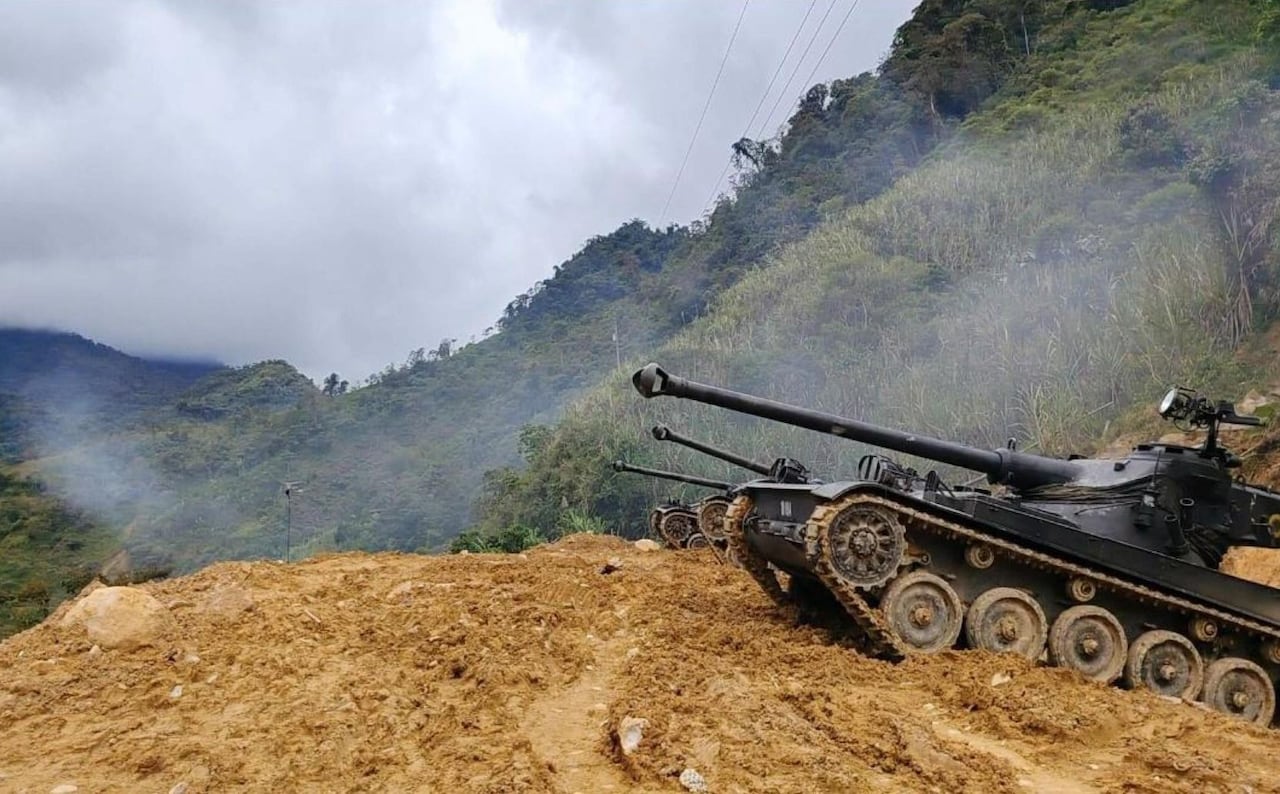 En Ecuador, Ministro de Defensa y Alto Mando Militar supervisan, desde territorio, la destrucción de bocaminas y el empleo de artillería pesada en la frontera norte.