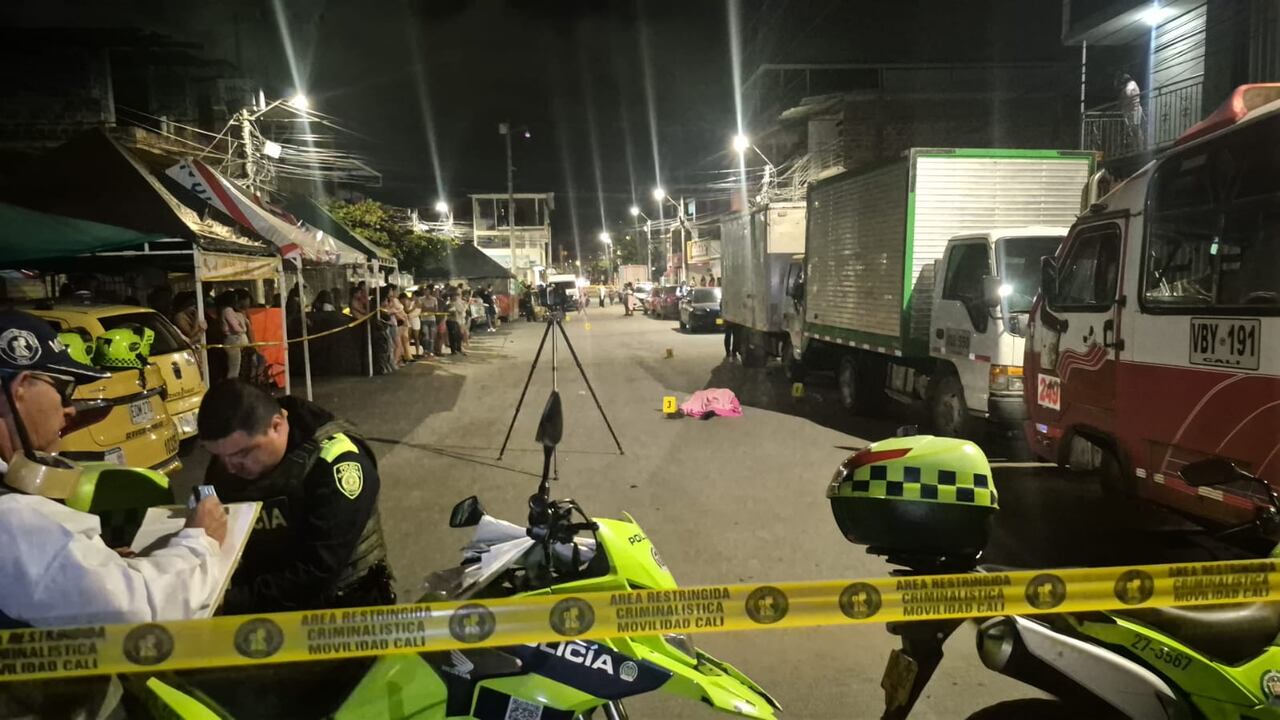 Se espera que las autoridades confirmen la identidad de la persona que murió, este choque entre una motocicleta y un camión que permanecía estacionado .