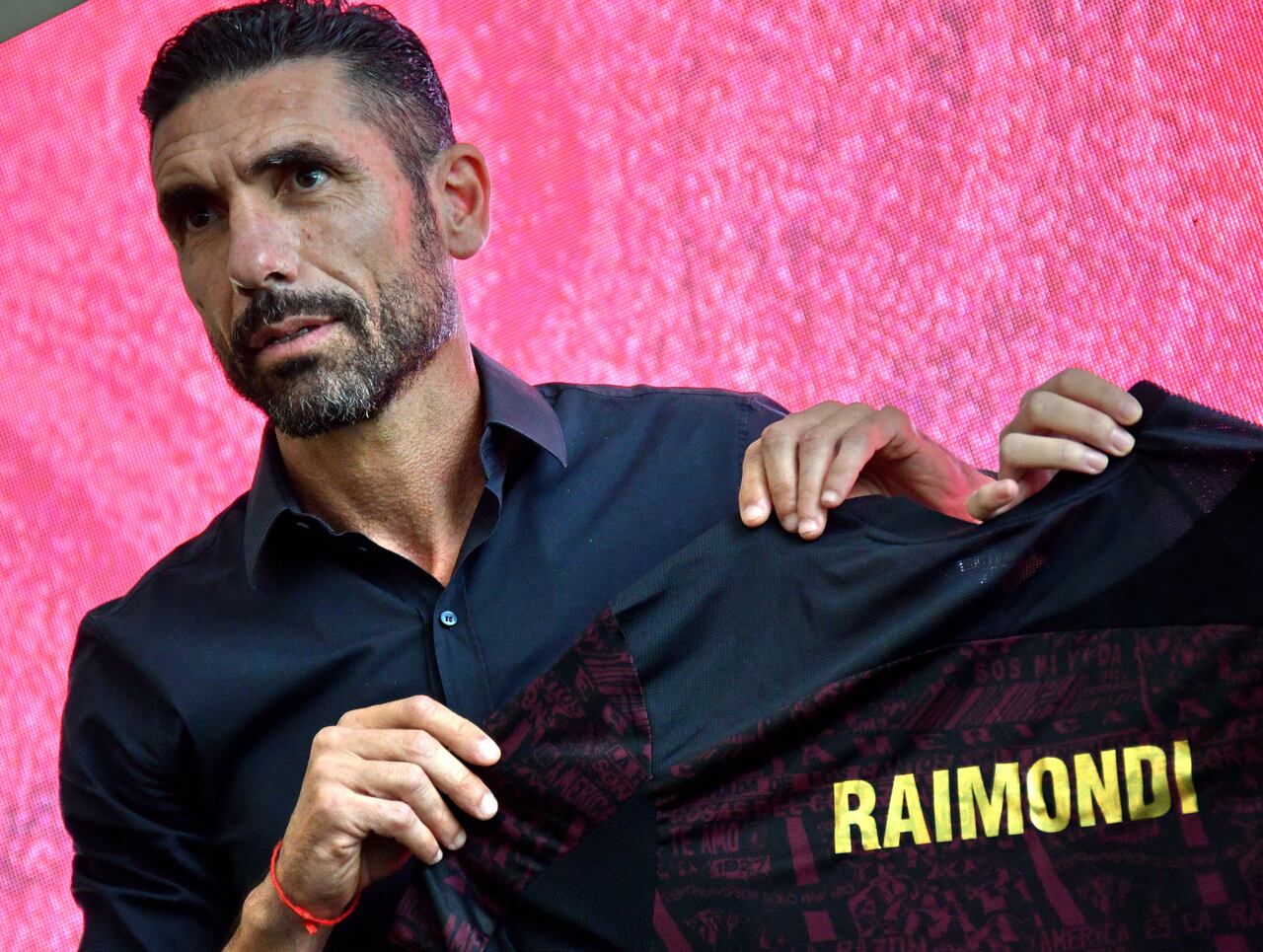Presentación de Gabriel Raimondi, nuevo director técnico del América de Cali. | Foto: Raúl Palacios / El País.