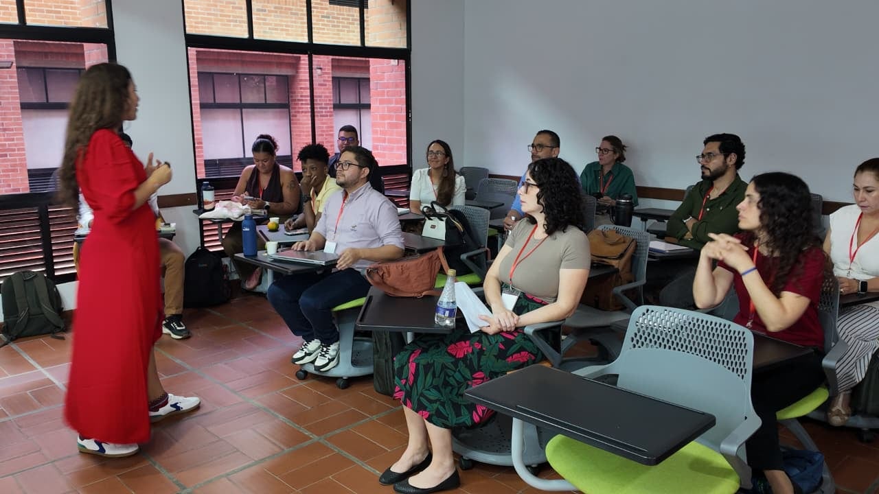 Durante el panel ¿Incluir para qué? Inclusión financiera, trabajo y desigualdad de género en América Latina desde la economía feminista, expertos analizaron los sesgos que aún persisten en el acceso al crédito para las mujeres.