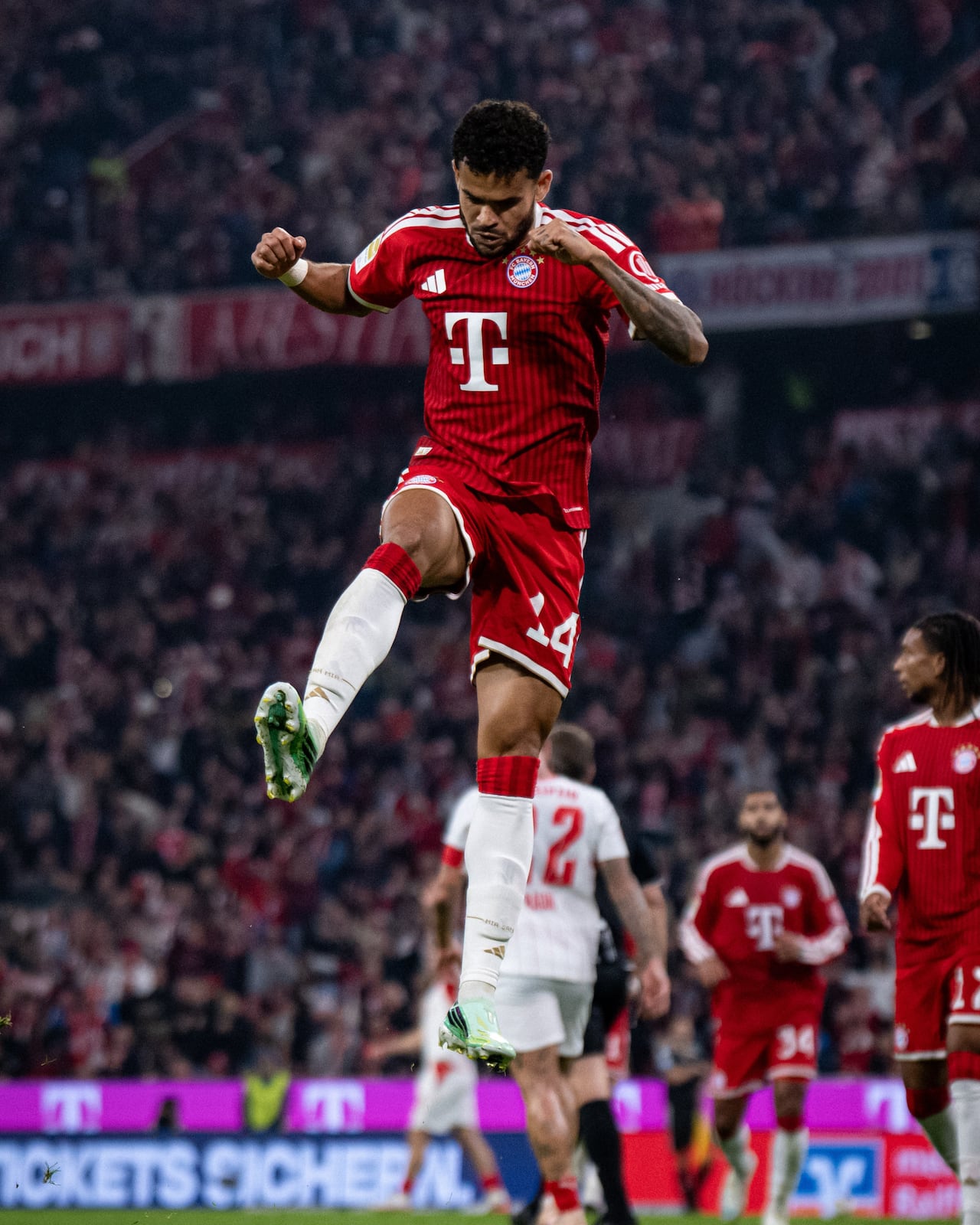 Luis Díaz salta al marcar uno de los tanto de la goleada ante el RB Leipzig por la Bundesliga.