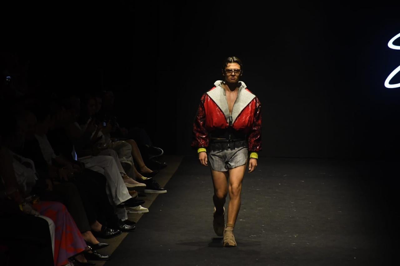 El diseñador Guio Di Colombia y su director creativo, Alejandro Rendón Villa, celebran el éxito de una pasarela que no solo desafió las reglas del diseño contemporáneo en Cali Distrito Moda, sino que reafirmó un legado creativo conjunto de más de 25 años transformando la industria nacional..