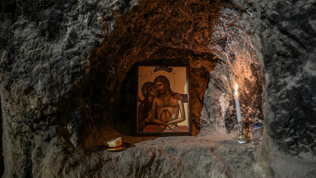 An icon of Jesus Christ is see during the Christmas Eve mass at the Church of St. Peter, where the first religious gathering was held in the 1st century, the birth of Christianity, on December 24, 2025 in Antakya. The first rock-cut church in Christendom, Saint Peter's now brings together the isolated Christians of Antakya, ancient Antioch, in south-eastern Turkey. Families begin on Christmas Eve to gather at the cave where Peter, the disciple of Jesus on whom he relied to found his church, held his first religious meeting in the 1st century, at the dawn of Christianity. (Photo by Ozan KOSE / AFP)