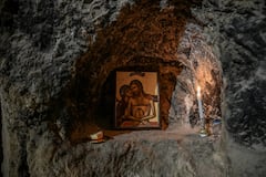 An icon of Jesus Christ is see during the Christmas Eve mass at the Church of St. Peter, where the first religious gathering was held in the 1st century, the birth of Christianity, on December 24, 2025 in Antakya. The first rock-cut church in Christendom, Saint Peter's now brings together the isolated Christians of Antakya, ancient Antioch, in south-eastern Turkey. Families begin on Christmas Eve to gather at the cave where Peter, the disciple of Jesus on whom he relied to found his church, held his first religious meeting in the 1st century, at the dawn of Christianity. (Photo by Ozan KOSE / AFP)