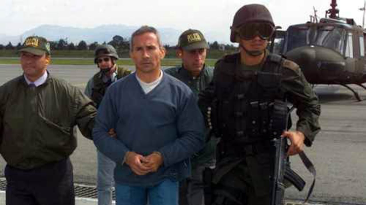FOTO # 40 (HORIZONTAL) FO4040
EN EL DORADO
BOGOTA, MAR.18.- JOAQUIN MARIO VALENCIA, CONOCIDO COMO EL
CABALLISTA, ESCOLTADO POR AGENTES DE POLICIA DE LA FUERZA
ESPECIAL, RECORRE LA PISTA DEL AEROPUERTO EL DORADO. (DIJIN-
COLPRENSA). 2004