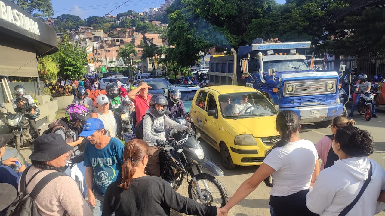 Protesta en la Portada al Mar, comunidades rurales exigen la mejora de las vías en sus corregimientos.