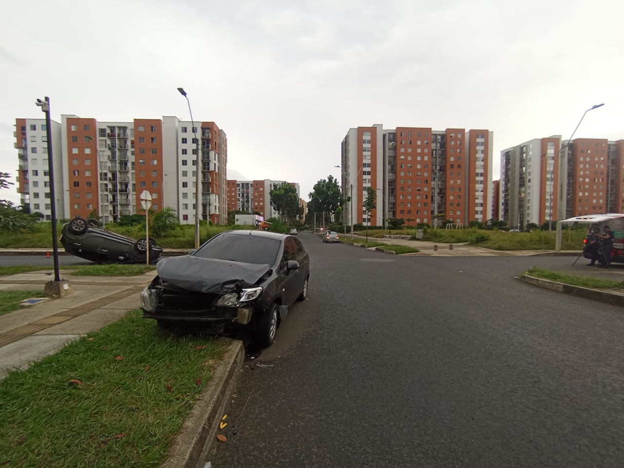 El impacto dejó uno de los vehículos parcialmente sobre el andén, lo que volvió a encender las alertas de la comunidad por los riesgos para peatones en esta zona.