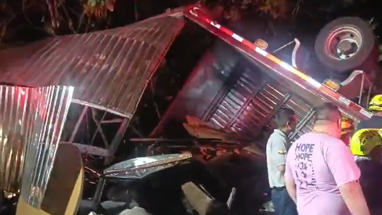 Por el momento, se desconocen detalles del accidente. Sin embargo, una persona permanece atrapada.