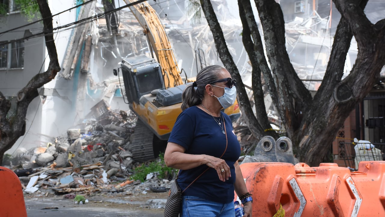 Demolición del Edificio María Mercedes en el barrio Cuarto de Legua.