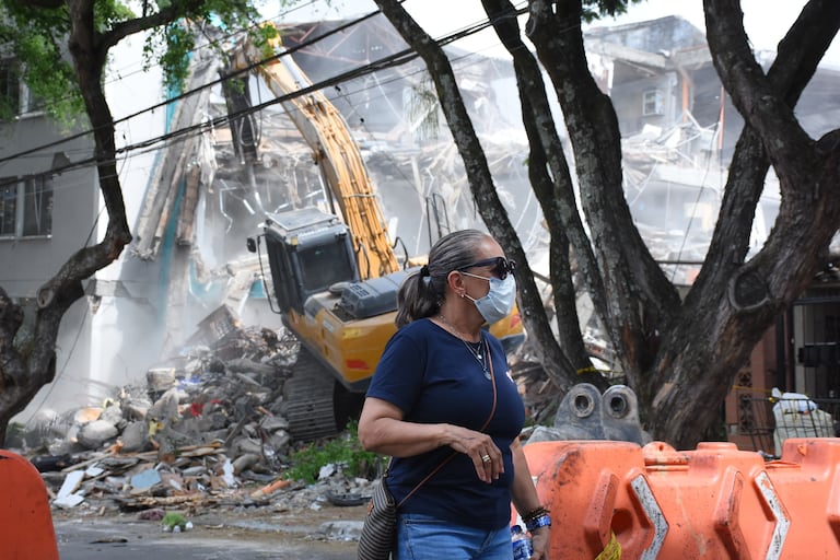 Demolición del Edificio María Mercedes en el barrio Cuarto de Legua.