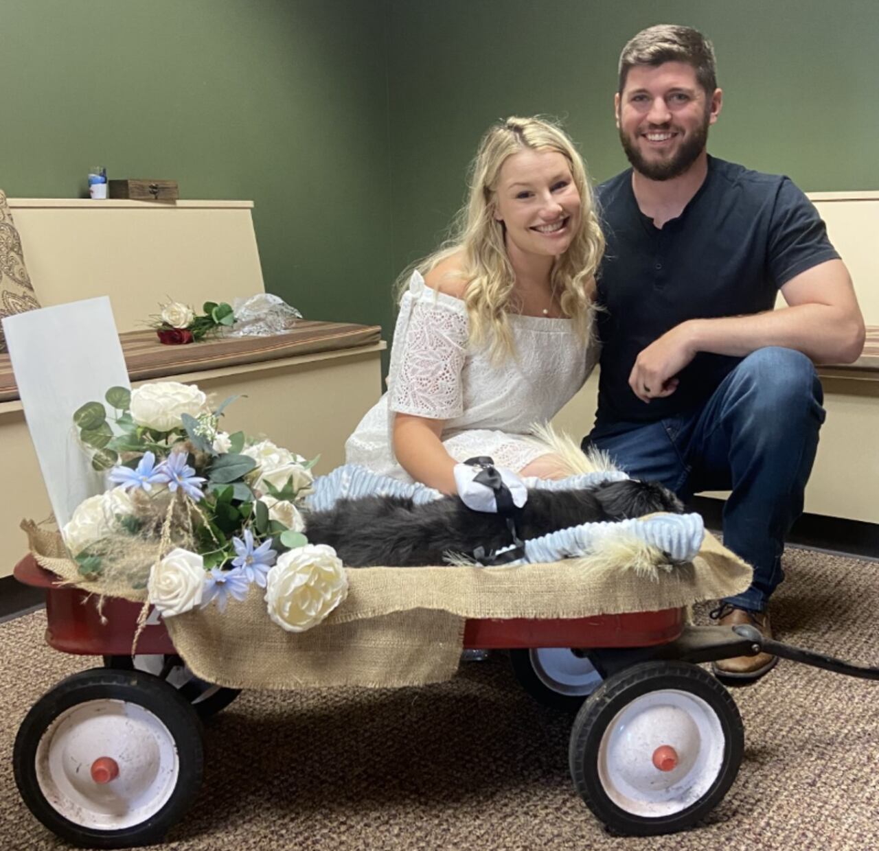 Pareja se casó en una veterinaria para que su perrito pudiera asistir, quien se encontraba enfermo.