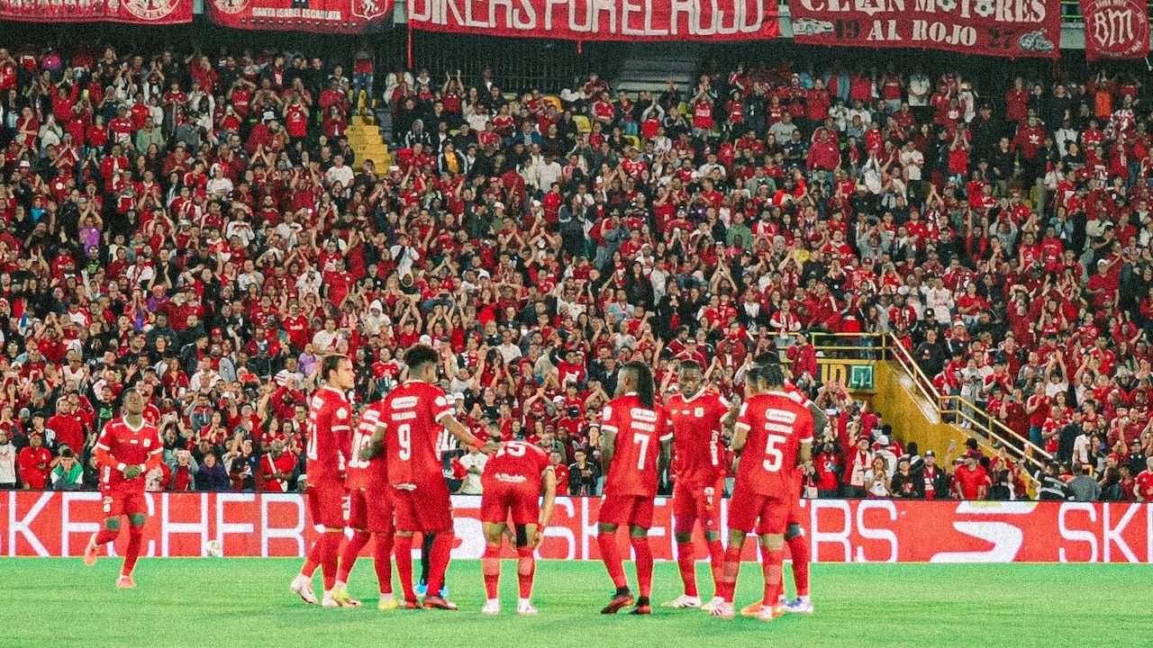 Hinchada de América de Cali en Bogotá.
