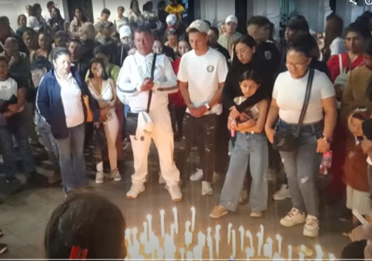 Con velas encendidas y oraciones, familiares y amigos exigieron la pronta liberación de los dos jóvenes desaparecidos desde el 27 de julio.