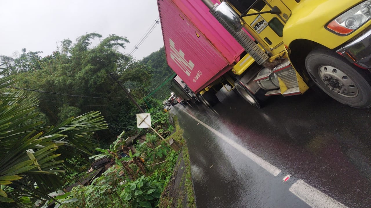 Transportadores denuncian eternos trancones para llegar a Buenaventura.