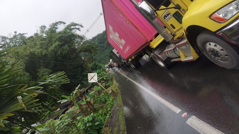 Transportadores denuncian eternos trancones para llegar a Buenaventura.