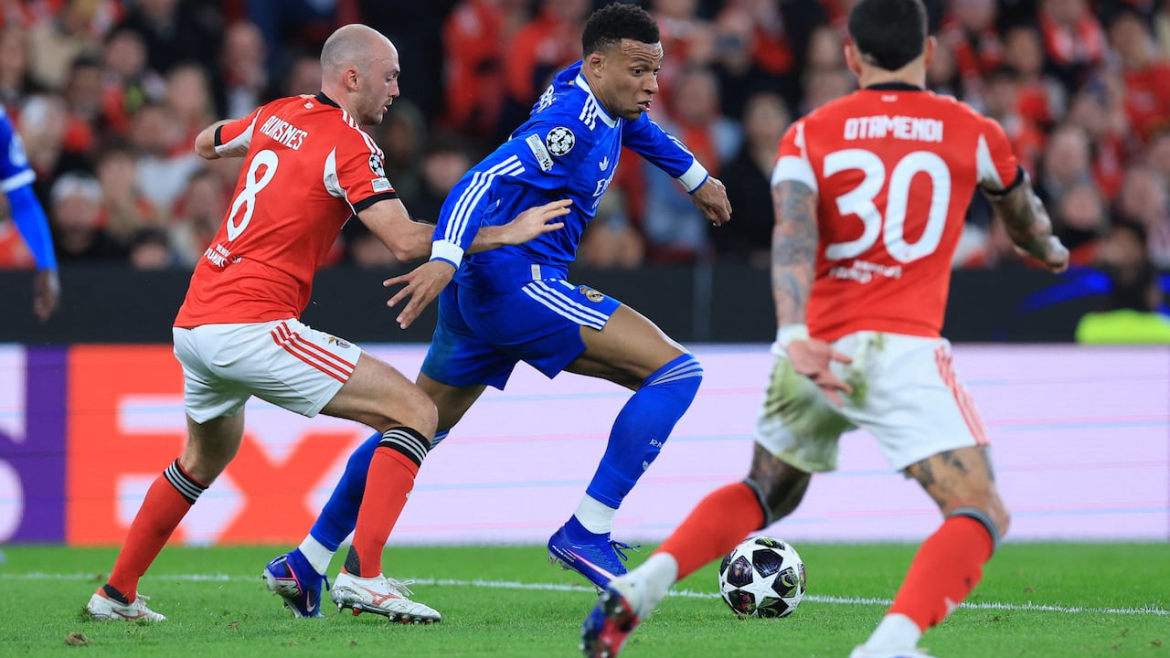 El delantero francés #10 del Real Madrid, Kylian Mbappé, lucha por el balón con el centrocampista noruego #08 del SL Benfica, Fredrik Aursnes, y el defensa argentino #30 del SL Benfica, Nicolas Otamendi, durante el partido de ida de los playoffs de la ronda eliminatoria de la UEFA Champions League entre el SL Benfica y el Real Madrid CF en el Estadio da Luz en Lisboa el 17 de febrero de 2026. (Foto de PATRICIA DE MELO MOREIRA / AFP)