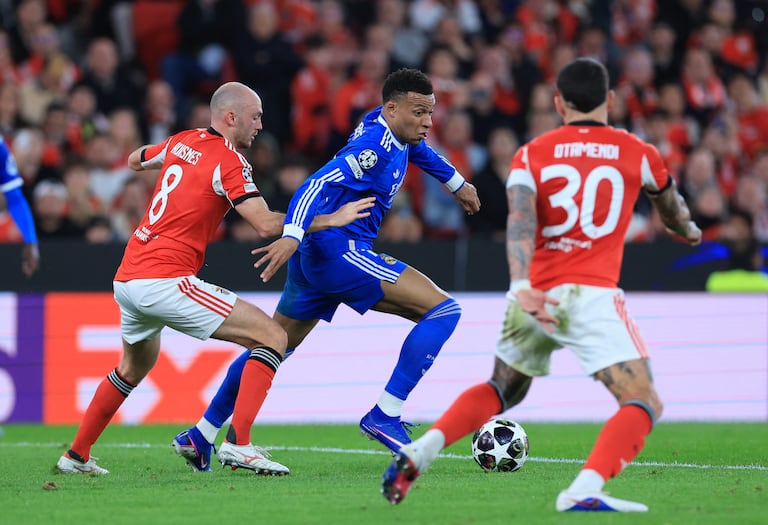 El delantero francés #10 del Real Madrid, Kylian Mbappé, lucha por el balón con el centrocampista noruego #08 del SL Benfica, Fredrik Aursnes, y el defensa argentino #30 del SL Benfica, Nicolas Otamendi, durante el partido de ida de los playoffs de la ronda eliminatoria de la UEFA Champions League entre el SL Benfica y el Real Madrid CF en el Estadio da Luz en Lisboa el 17 de febrero de 2026. (Foto de PATRICIA DE MELO MOREIRA / AFP)