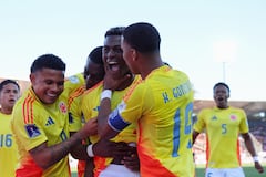 El delantero colombiano #21 Neiser Villarreal (C) celebra con sus compañeros el tercer gol de su equipo durante el partido de cuartos de final de la Copa Mundial Sub-20 de la FIFA 2025 entre España y Colombia en el Estadio Fiscal en Talca, Chile, el 11 de octubre de 2025. (Foto de Javier TORRES / AFP)