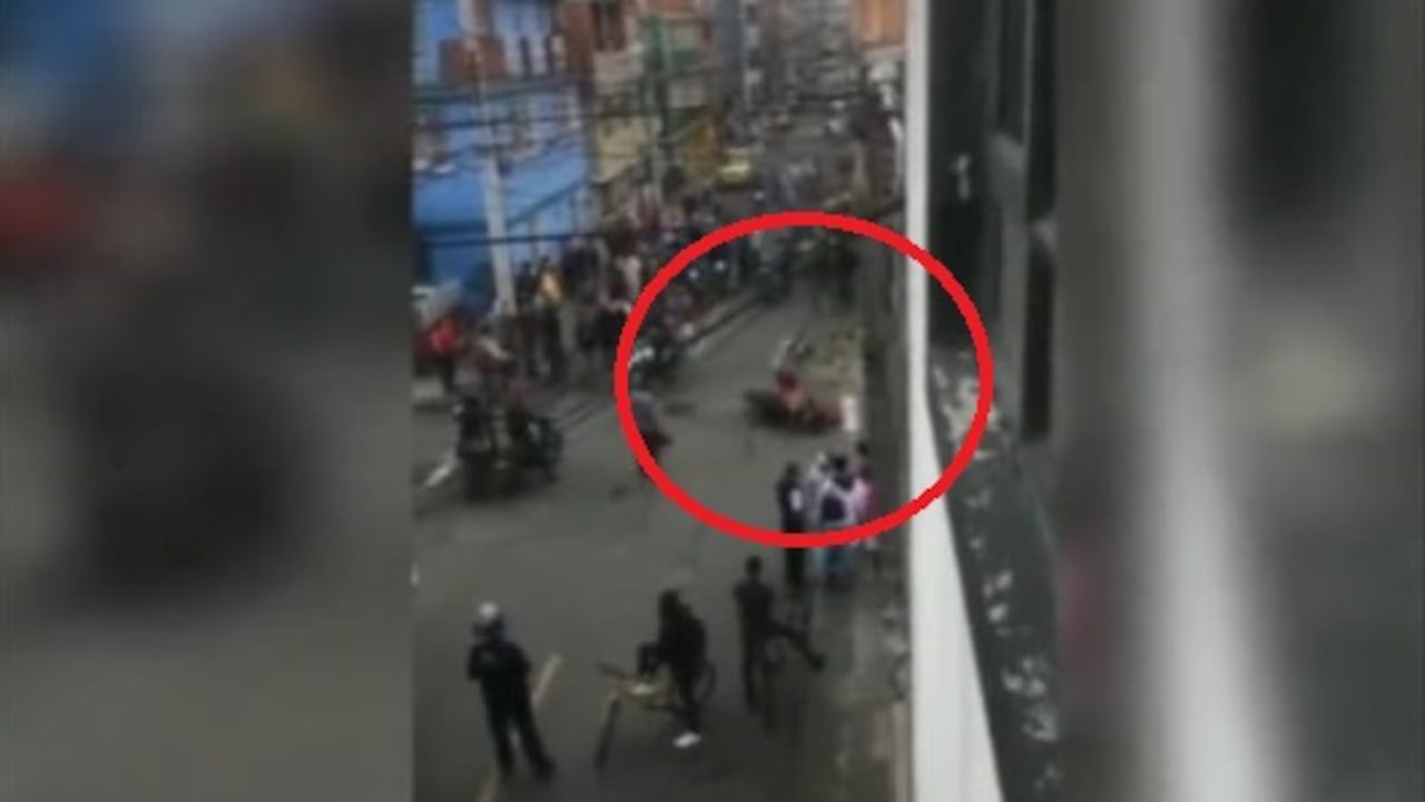 Dos sujetos al parecer acaban de cometer un hurto y su moto fue quemada