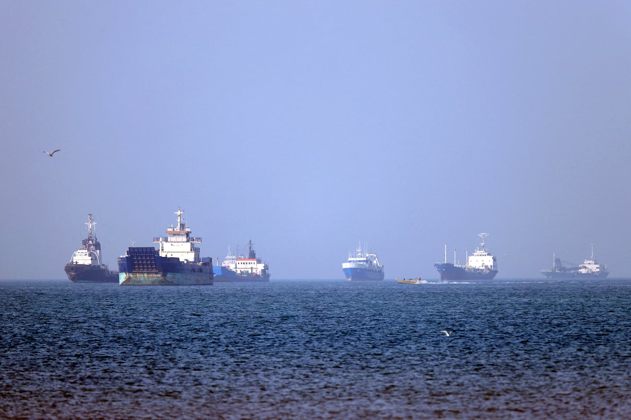En esta fotografía, obtenida de la agencia de noticias iraní ISNA el 4 de mayo de 2026, se observan buques anclados en el estrecho de Ormuz, frente a Bandar Abbas, en el sur de Irán.