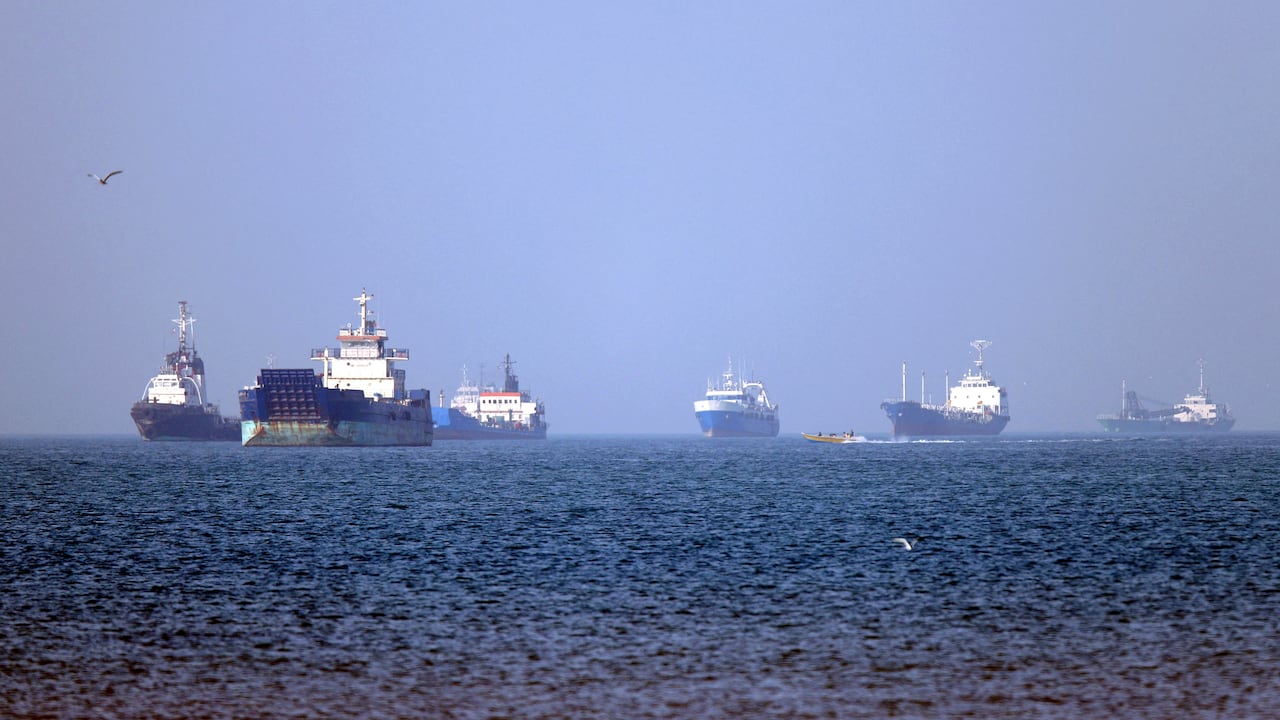 En esta fotografía, obtenida de la agencia de noticias iraní ISNA el 4 de mayo de 2026, se observan buques anclados en el estrecho de Ormuz, frente a Bandar Abbas, en el sur de Irán.
